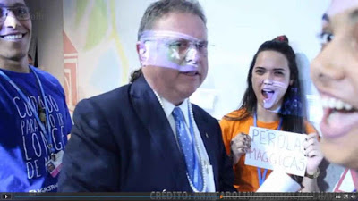 Ativistas ambientalistas enfiaram colar de 'Pérolas mágicas' no pescoço do ministro.