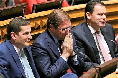 Resultado de imagem para Algazarra no Parlamento