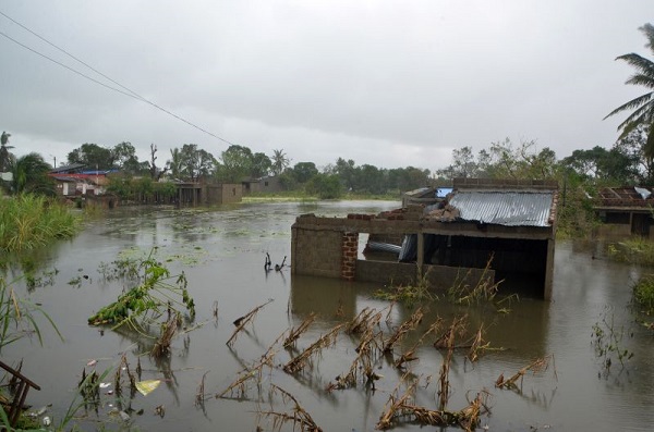 Frio e fome, os relatos de quem sobreviveu ao ciclone Idai em cima de árvores