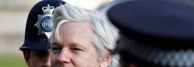 Mundo | Julian Assange, fundador do WikiLeaks, é preso em Londres