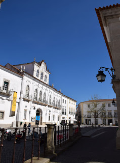 Évora | Em reunião pública de 24 de Abril: Câmara de Évora aprovou moções sobre o 25 de Abril e 1º de Maio