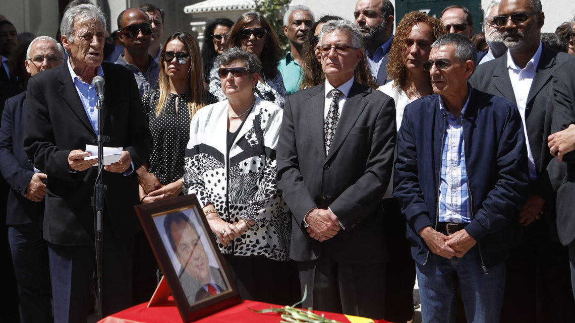 Centenas no “até sempre” a Ruben de Carvalho, ao som de guitarra e da “Carvalhesa”