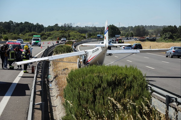 Pinhal Novo | Aeronave aterrou na A12 e causou danos em três viaturas. Há um ferido ligeiro