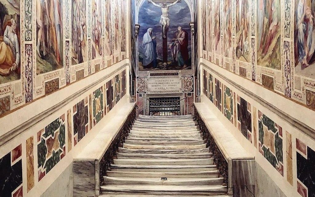 A escada em que Jesus Cristo subiu vertendo sangue, para ser julgado pelo cônsul romano Pôncio Pilatos, ficou exposta este ano entre a Páscoa e Pentecostes, quando os romeiros puderam galgá-la de joelhos.    Durante um milénio e meio, incontáveis peregrinos subiram essa escada, desgastando seus degraus de mármore até formarem-se calhas com buracos em certos pontos. É por isso os Papas a revestiram de nogueira.    Mais em https://aveiro123.blogspot.com/2019/07/religiao-exposicao-da-scala-sancta-em.html