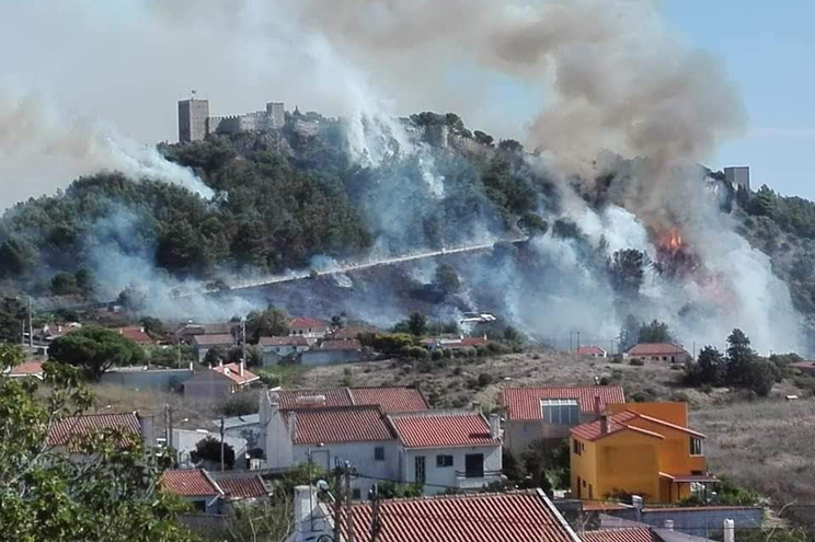 Incêndios: GNR retira perto de 50 pessoas do Castelo de Sesimbra devido a fogo