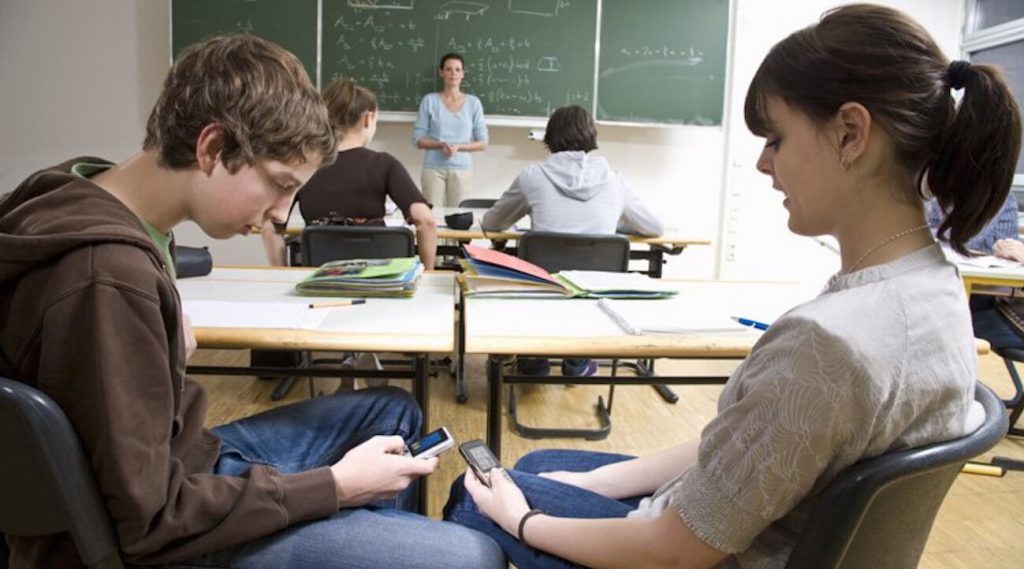 França: proibição de celulares nas escolas