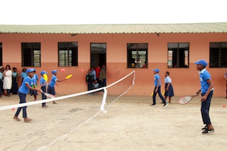 Moçambique | Em 12 escolas primárias: Standard Bank leva 3.000 crianças a jogar ténis