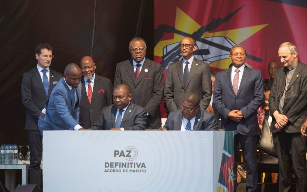 Moçambique | Nyusi e Momade acabaram com um dos mais antigos conflitos em África num acto público ignorado pelo povo