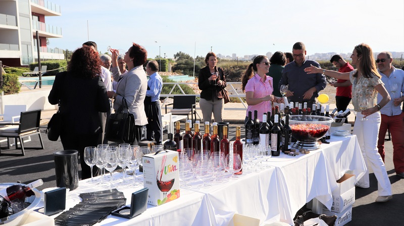 Algarve | Turistas provam vinhos de Lagoa