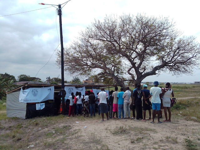 Moçambique |Tiros, um morto, gás lacrimogéneo e muitos boletins preenchidos fora das cabines de votação