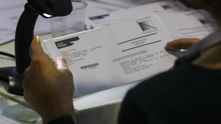 Política | Votos dos emigrantes elegeram 2 deputados para PS e 2 para PSD