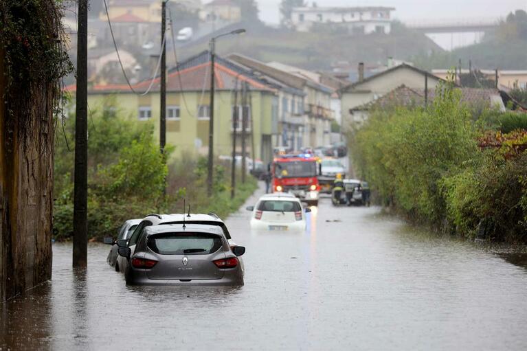 Região Norte | Inundações e carros meio submersos em Braga e no Porto