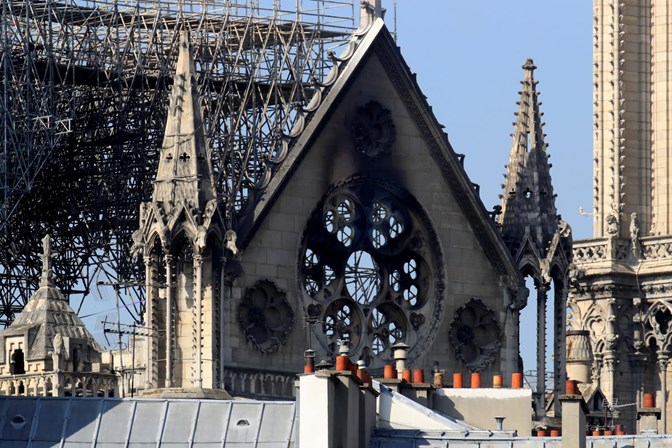 Mundo | Bilionário francês oferece 100 milhões de euros para reconstrução de Notre-Dame