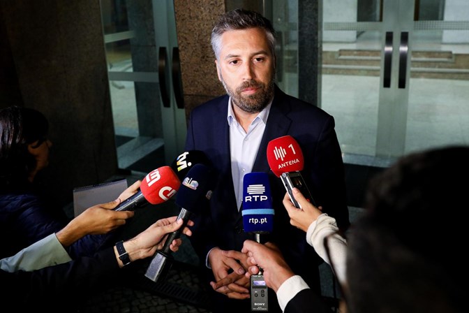 Governo confirma que está a estudar juntar aeroporto civil à base de Monte Real