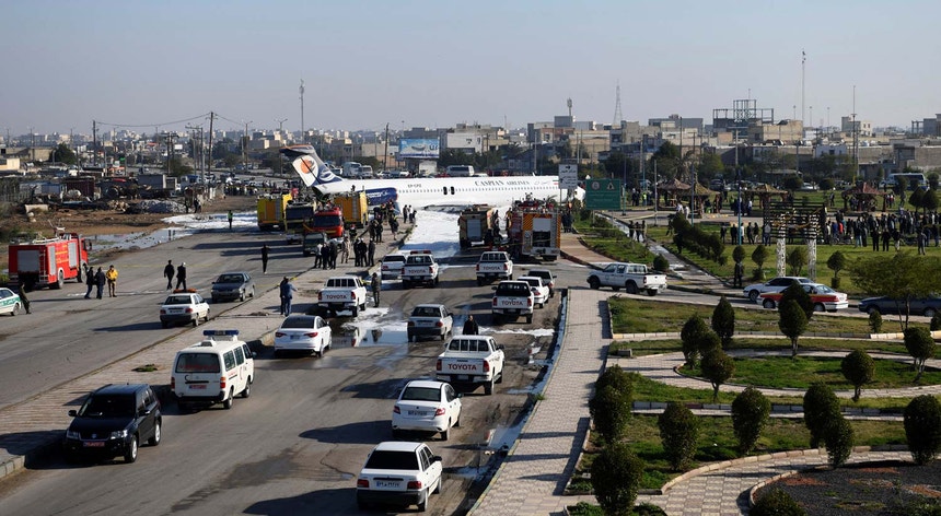 Irão. Avião sai da pista e acaba na estrada após aterragem de emergência