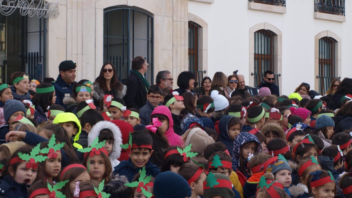 Mais de 350 alunos do Centro Escolar de Cantanhede cantaram as janeiras na Câmara Municipal