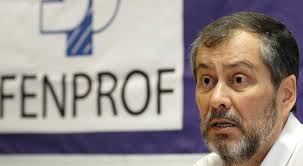 Professores marcam greve e pedem demissão do ministro