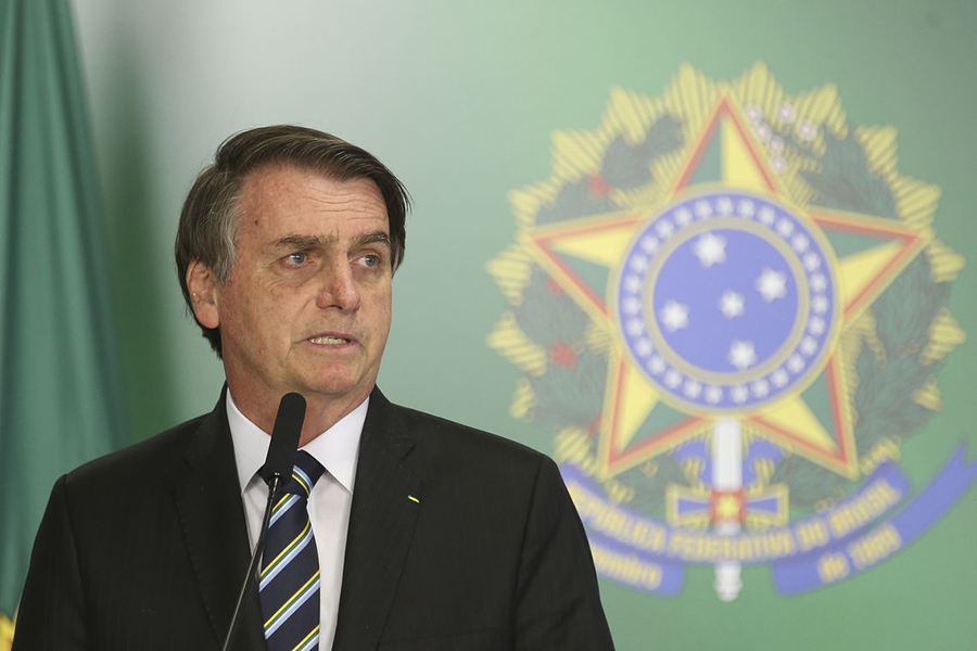 Bolsonaro anuncia que segundo teste deu negativo. Brasil autoriza detenção de quem violar quarentena obrigatória