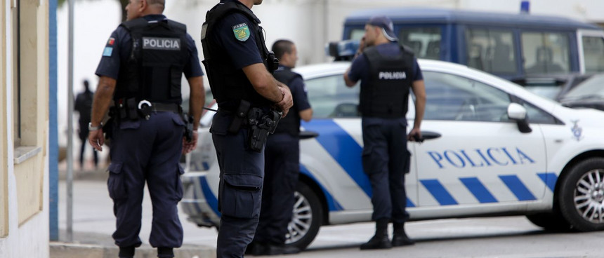 Forças de segurança com lista das pessoas obrigadas a confinamento