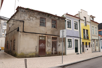 Postal Ilustrado | Casa em eminente derrocada no Largo do Rabumba em Aveiro