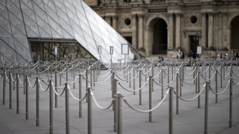 França ordena fecho de todos os estabelecimentos “não essenciais”