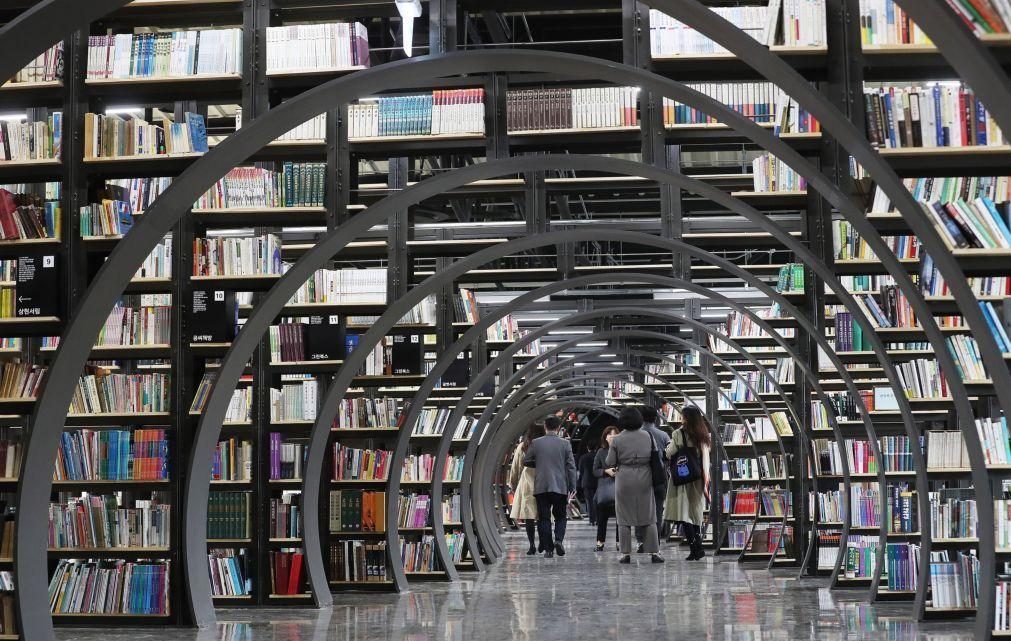 Covid-19: Livrarias podem estar abertas se venderem ao postigo