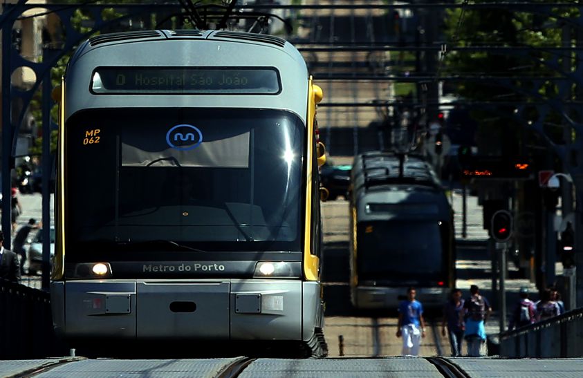 Metro do Porto com veículos duplos e menos frequência a partir de segunda