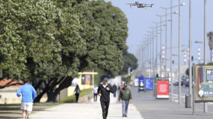 Covid-19: Drones “dizem” a quem passeia no litoral do Porto que “regresse a casa”