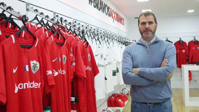 Santa Clara quer jogar fora até final da época para proteger açorianos