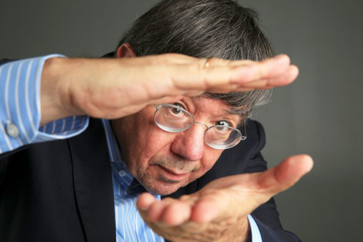 Carlos Fiolhais: “Só há três competidores no planeta: o homem, os vírus e as bactérias”