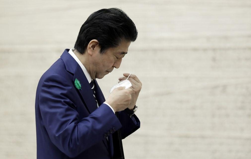 Covid-19: Grávidas recebem máscaras sujas feitas de tecido enviadas pelo Governo japonês