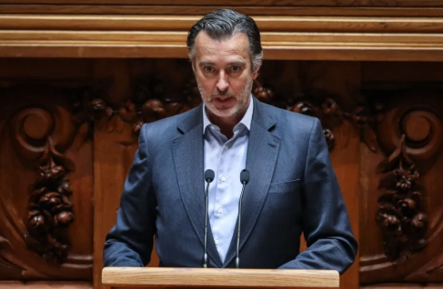 Iniciativa Liberal questiona igualdade entre funcionários públicos e privados