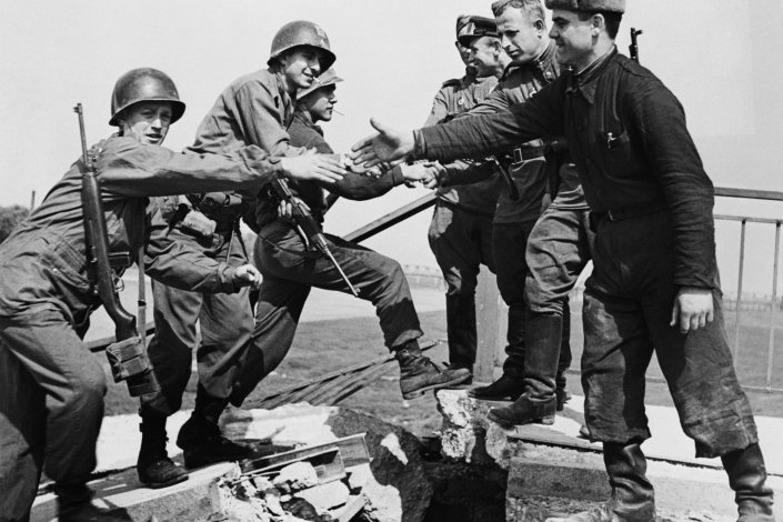 OPINIÃO | SEGUNDA GUERRA MUNDIAL: Da supremacia soviética ao fim da guerra na Europa