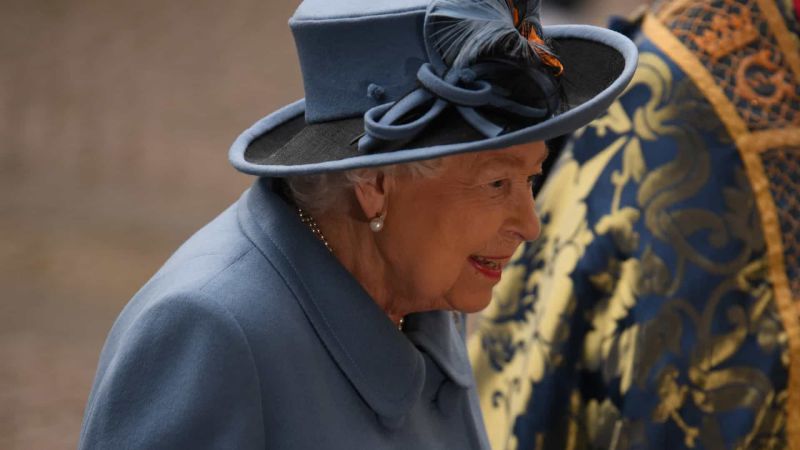 Rainha de Inglaterra pede determinação em rara alocução televisiva