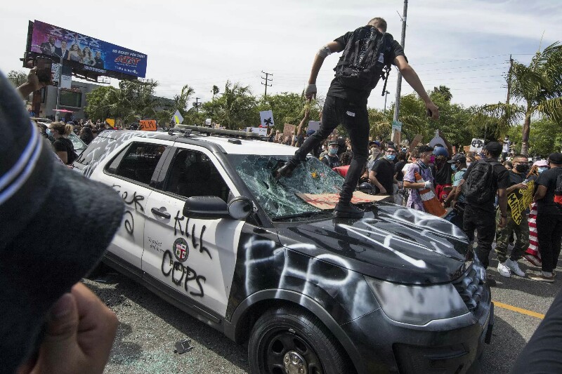 Confrontos entre manifestantes e polícias abalam principais cidades dos EUA