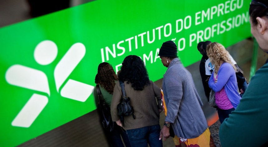 Confinamento faz desemprego aumentar 34% em Março