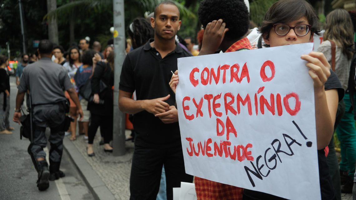 Nova agressão policial contra um jovem gera indignação no Brasil