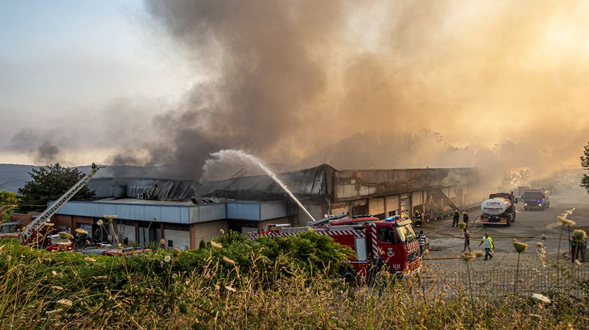 Incêndio na zona industrial de Castelo de Paiva provoca danos avultados em oito empresas