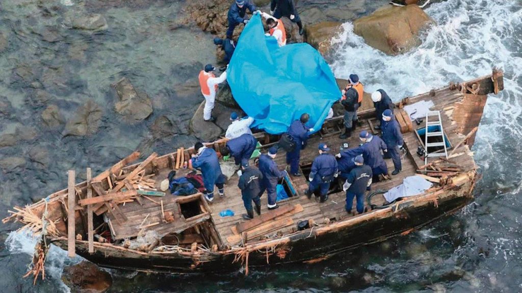 À deriva barcos norte-coreanos cheios de esqueletos