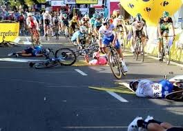 Ciclista Dylan Groenewegen suspenso nove meses por provocar queda de Fabio Jakobsen