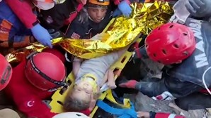Criança retirada dos escombros quatro dias depois de sismo na Turquia