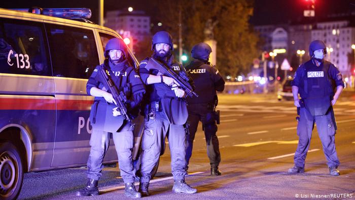 “Nunca seremos intimidados pelo terrorismo.” Quatro mortos e 17 feridos nos ataques em Viena