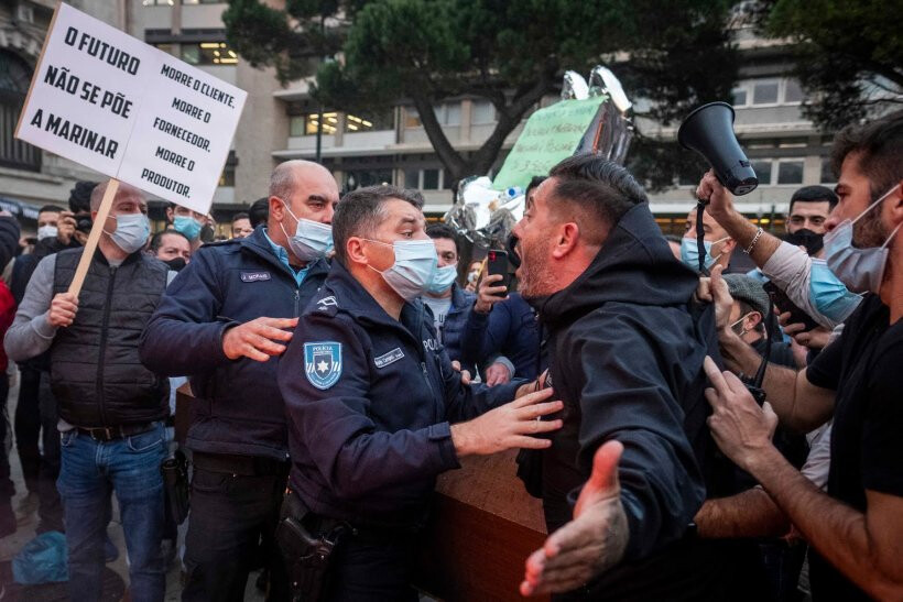 Empresários arremessam garrafas contra PSP e queimam caixões no Porto