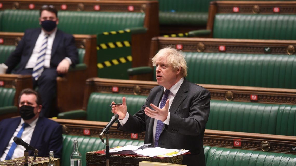 Boris Johnson assume responsabilidade pelas 100 mil mortes no Reino Unido
