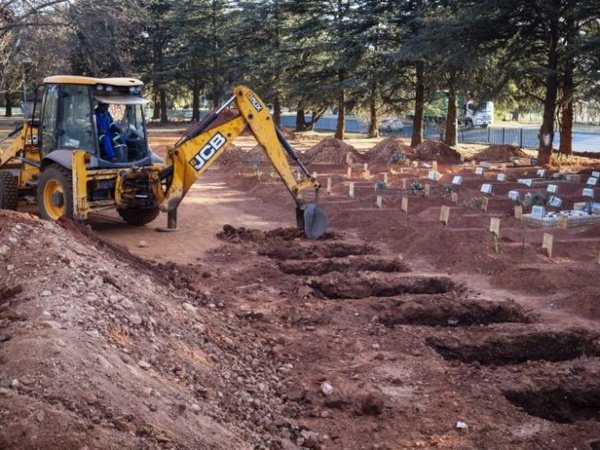 Brasil supera as 240.000 mortes devido à COVID-19