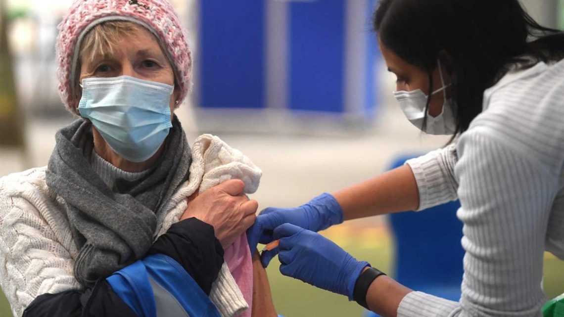 Reino Unido atinge objetivo de uma dose de vacina a 15 milhões de pessoas
