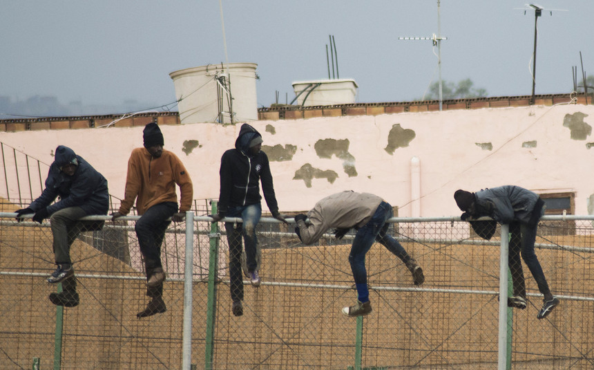 Quase 60 migrantes conseguem saltar fronteira em Melilla