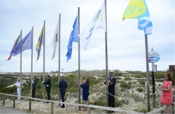 Atribuída a Bandeira Azul à Praia do Osso da Baleia