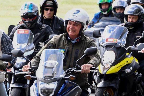 Bolsonaro reúne centenas de motards durante segunda vaga da pandemia