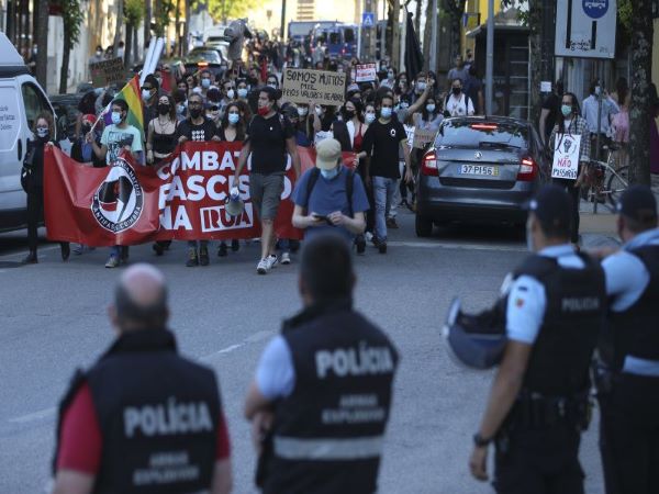 Centenas em Coimbra gritaram que chegou a hora de “os fascistas irem embora”